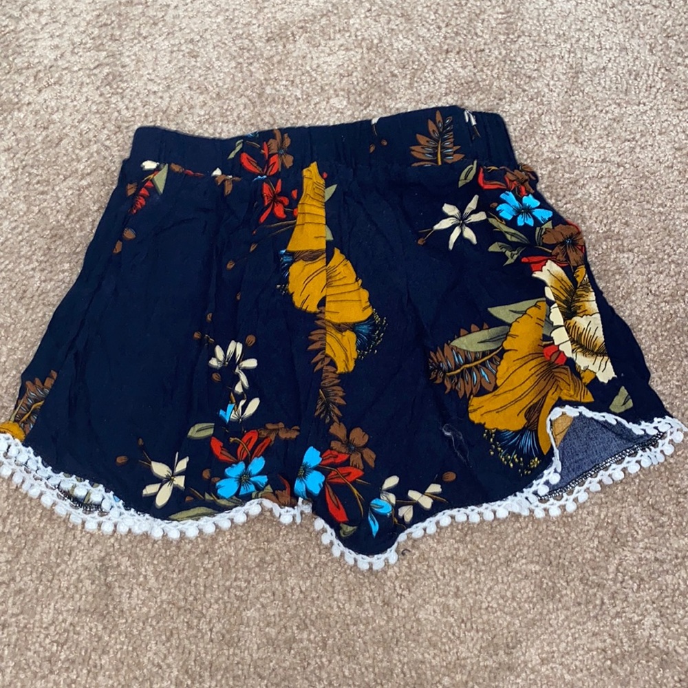 Short short with fringe